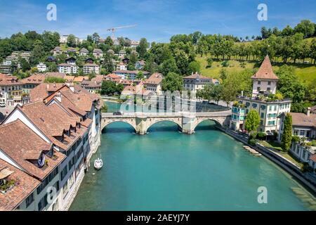 Bern, Schweiz - Juli 19, 2019: Panoramablick von Bern mit der Brücke Untertor Brücke über die Aare, Bern, Schweiz Stockfoto