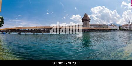 Luzern, Schweiz - 21. Juli 2019: Panoramablick auf hölzernen Kapellbrücke, Wasserturm und den Pilatus in der Altstadt von Luzern, Schweiz Stockfoto