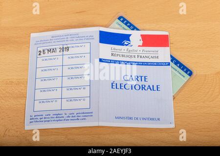 Frankreich, Paris, November, 14, 2019, Französisch wahlen Wählerausweise offizielle Regierung, Papier auf Holz- Hintergrund zu stimmen, Frankreich Stockfoto
