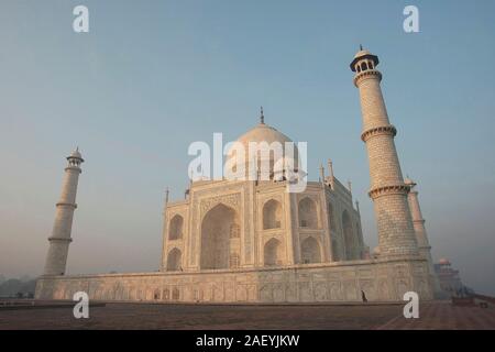 Das Taj Mahal ist ein Elfenbein - weißer Marmor islamisches Mausoleum in Agra, Uttar Pradesh, Indien. Seit 1986 ist es zum UNESCO-Weltkulturerbe. Stockfoto
