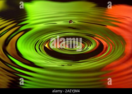 Experimentelle farbiges Wasser Splash Fotografie. Stockfoto