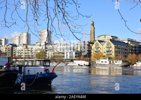 Blick über die Themse zu modernen Apartment Blocks auf der Riverside in Brentford West London England Großbritannien Stockfoto