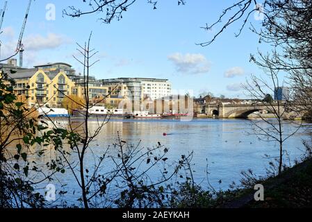 Blick über die Themse zu modernen Apartment Blocks auf der Riverside in Brentford West London England Großbritannien Stockfoto