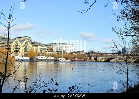 Blick über die Themse zu modernen Apartment Blocks auf der Riverside in Brentford West London England Großbritannien Stockfoto