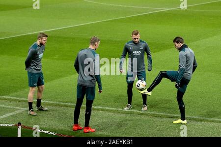 Die AZ Alkmaar Dani de Wit (Zweiter von rechts) mit Teamkollegen während des Trainings im Old Trafford, Manchester. Stockfoto