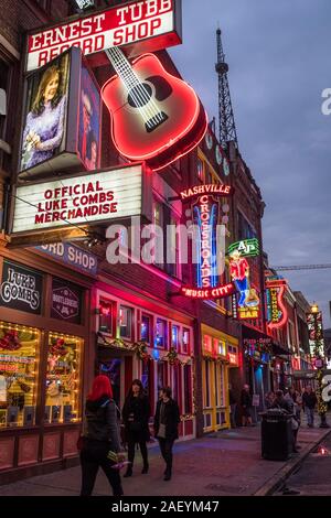 Nashvilles berühmter Broadway-Streifen berühmt für all seine Live-Musik-Schauplätze und Bars, die den ganzen Tag über Country- und Western-Sounds ausblieren. Es ist ein riesiger . Stockfoto