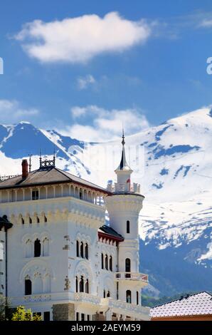 Gothic & Fantasy Château des Magnans oder Magnans Schloss (1903-13) von Schloss Neuschwanstein in Bayern inspiriert, Jausiers Tal der Ubaye Französische Alpen Frankreich Stockfoto