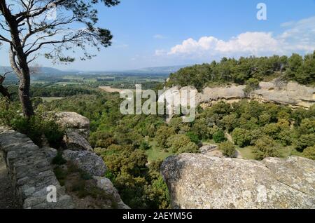 Landschaft Blick über verlassene Höhlendorf, Grottes de Calès, Rock-Cut Häuser oder Höhlen in Calès Lamanon Alpilles Provence Frankreich Stockfoto