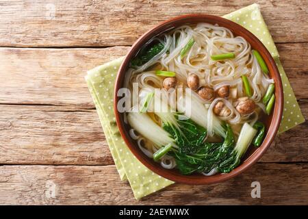 Leckere Nudelsuppe mit Pilzen, grüne Zwiebeln und Bok choy closeup in einer Schüssel auf den Tisch. Horizontal oben Ansicht von oben Stockfoto