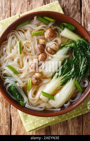 Asiatische Reis Nudelsuppe mit Pilzen und Bok choy closeup in einer Schüssel auf den Tisch. Vertikal oben Ansicht von oben Stockfoto