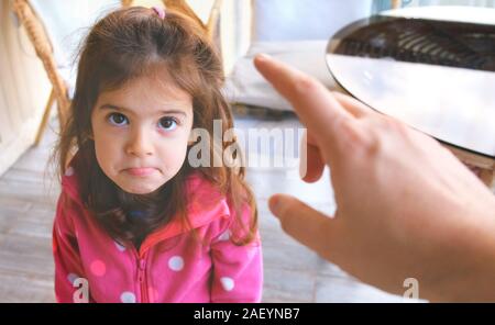 Übergeordnete hand Kreischen beschuldigen und beschimpfen Kind Vorwürfe Baby Mädchen Tochter Stockfoto