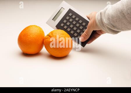 Wir haben viele Berechnungen mit dem Taschenrechner, damit keine Verluste und Vorteile für jede Art von Unternehmen. Bank Darlehen der Pr auf den Markt Stockfoto