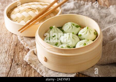 Leckere hausgemachte chinesische Küche gedämpft Baozi mit Bambus steamer Close-up auf den Tisch. Horizontale Stockfoto