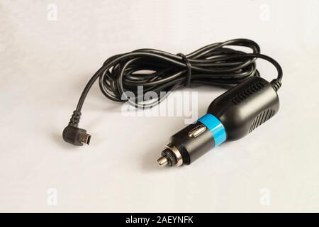 Adapter für Auto-Recorder mit Kabel auf hellen Hintergrund isoliert Stockfoto