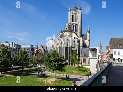 Saint Nicholas' Church/Sint-Niklaaskerk und die Emile Braunplein mit der Glocke Klokke Roeland in der Stadt Gent, Flandern, Belgien Stockfoto