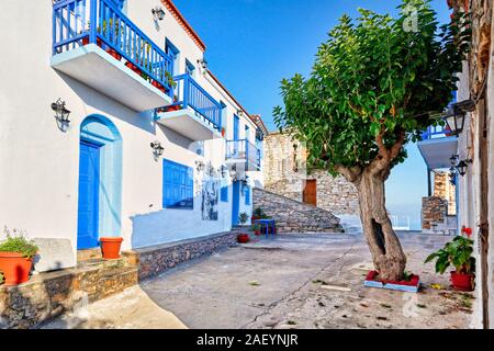 Malerische Gasse im alten Chora von Insel Alonissos, Griechenland Stockfoto