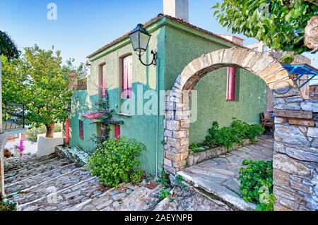 Malerische Gasse im alten Chora von Insel Alonissos, Griechenland Stockfoto