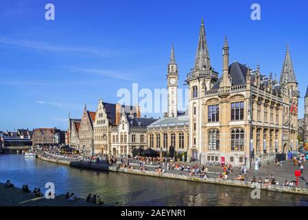 Touristen am Kai entlang des Flusses Lys/Leie und Blick auf mittelalterliche guildhalls an der Graslei / Gras Lane in der Stadt Gent, Flandern, Belgien Stockfoto