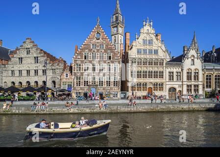 Motorboot mit Touristen auf dem Fluss Lys mit Blick über guildhalls an der Graslei / Gras Lane in der Stadt Gent/Gent, Flandern, Belgien Stockfoto