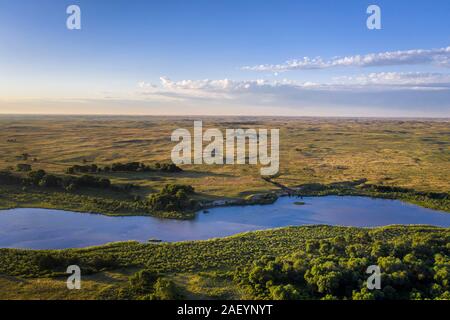 Flach und weit Dismal Fluss fließt durch Nebraska Sandhills bei Nebraska National Forest, Luftaufnahme Sommer Landschaft Stockfoto