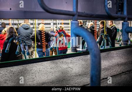09 Dezember 2019, Nordrhein-Westfalen, Bad Sassendorf: Die Teilnehmer des Wettbewerbs stehen im Melken melken stabil vor der Prüfung. 18 junge Landwirte aus Nrw um den Titel vom 9. bis zum 11. Dezember im Haus Düsse Experimentelle und Training Center der Landwirtschaftskammer Nordrhein-Westfalen. Zusätzlich Menge und Melken, Milch, das Melken, die Geschicklichkeit der Teilnehmer und die Handhabung der Kühe sind auch ausgewertet. Die drei besten Melker kann das Land NRW vom 19. bis 23. April 2020 vertreten in Rhineland-Palatina Stockfoto