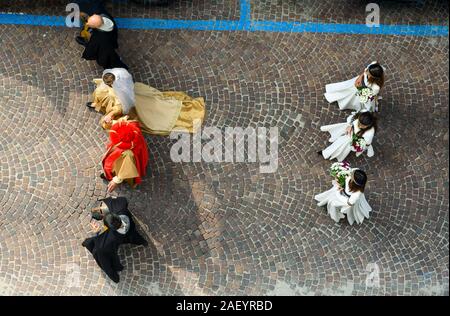 Luftaufnahme von Menschen in mittelalterlichen Kostüm während der historischen Parade der berühmte weiße Trüffel von Alba, Cuneo, Piemont, Italien Stockfoto