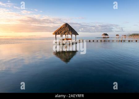 Piers auf See Bacalar bei Sonnenaufgang, Quintana Roo, Mexiko. Stockfoto