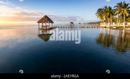 Piers auf See Bacalar bei Sonnenaufgang, Quintana Roo, Mexiko. Stockfoto