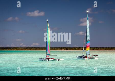 Zwei Segelboote auf der Pirate Kanal auf See Bacalar, Quintana Roo, Mexiko. Stockfoto