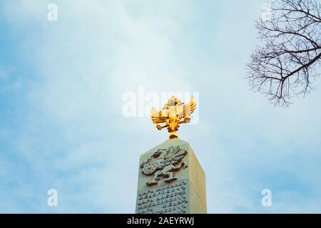 Wappen von Russland gegen den Himmel auf einem hohen Stele Stockfoto