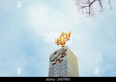 Wappen von Russland gegen den Himmel auf einem hohen Stele Stockfoto