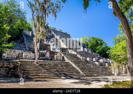 Ein paar Touristen zu Fuß die wichtigsten Pyramide (Struktur II) Calakmul archäologische Stätte in Campeche, Mexiko. Stockfoto