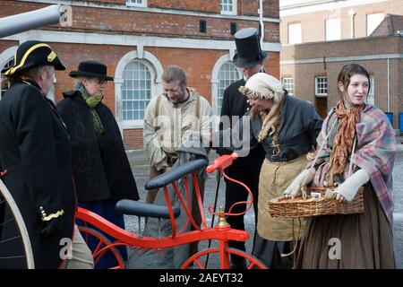 Unsavory Buchstaben in der traditionellen Zeitraum Kleidung Besucher im viktorianischen Weihnachtsfest Portsmouth 2012 unterhalten Stockfoto