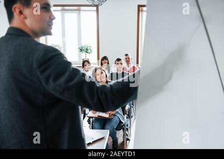 Anzeige von Daten. Gruppe von Personen bei Business Konferenz in modernen Unterricht tagsüber Stockfoto