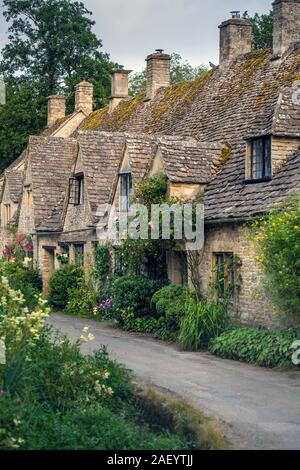 Cottages in Arlington Row in Bibury, Gloucestershire in den Cotswolds, England, Großbritannien Stockfoto