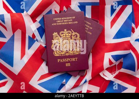 Vereinigtes Königreich Reisepass auf einem Großbritannien Union Jack Flagge Stockfoto