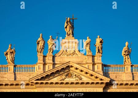 Statuen auf die Fassade von San Giovanni in Laterano, Rom, Italien Stockfoto