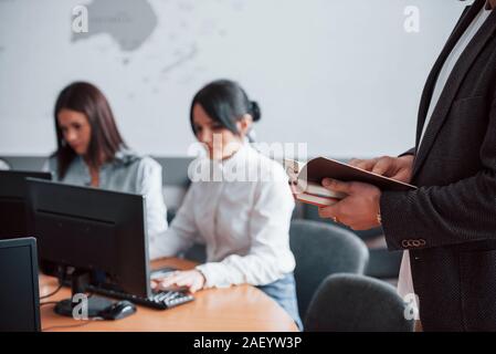 Vorbereitung von Berichten. Geschäftsleute und Manager arbeiten an ihrem neuen Projekt im Klassenzimmer Stockfoto