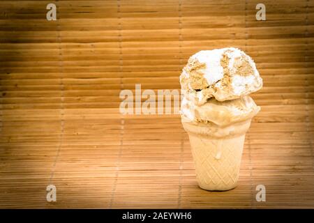 Kugel Eis in der Waffel Kegel Stockfoto