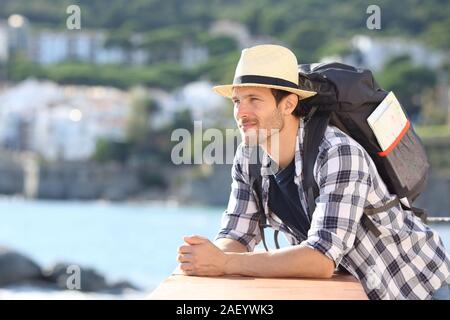 Ernsthafte touristische Betrachtung Blick vom Balkon aus auf die Sommerferien Stockfoto