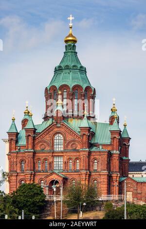 Blick auf den blauen Himmel mit Wolken in Helsinki Finnland. Touren in Helsinki. Die Europäische Union Stockfoto