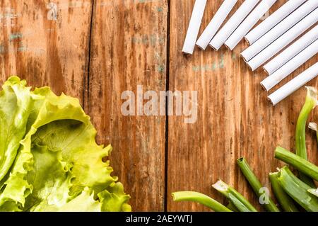 Zigaretten und Gemüse auf grunge Holz Hintergrund angeordnet. Konzepte der Raucherentwöhnung. Wahl zwischen gesunden Lebensstil und ungesunden Lebensstil. Stockfoto