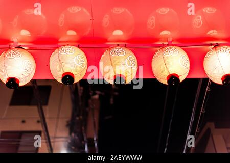 Kyoto, Japan - April 9, 2019: Unter engen Gasse dark street sign in Gion Distrikt nachts mit closeup von Laternen durch die berühmte Straße an der Kirsche blosso Stockfoto