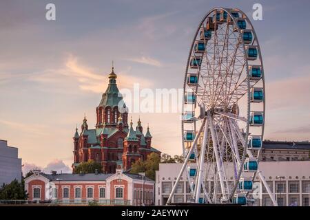 Ansicht der Uspenski Kathedrale und Riesenrad, Helsinki, Finnland. Touren in Helsinki. Die Europäische Union Stockfoto