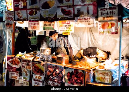 Kyoto, Japan - 9. April 2019: Maruyama Park in Gion Abend Nacht mit Street Food Reis Mahlzeiten und Küchenchef Mann Menschen curry Stockfoto