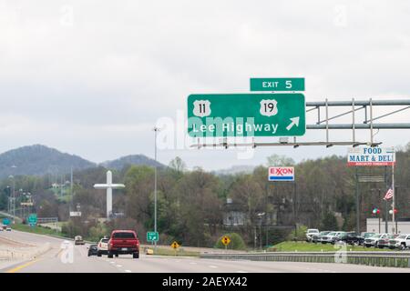 Bristol, USA - 19. April 2018: Lee Highway Ausfahrt in Virginia auf der Interstate 381 oder 81 mit großem Querschnitt durch Kirche und Verkehr Autos Stockfoto