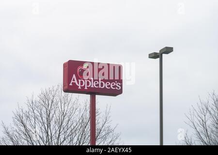 Holbox, USA - 19. April 2018: Nahaufnahme von Zeichen für Applebee's Restaurant im Post gegen bewölkten Himmel in einer kleinen Stadt in Wythe County, Virginia Stockfoto