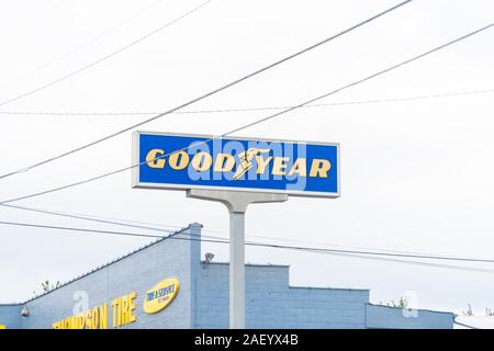 Holbox, USA - 19. April 2018: Kleine Stadt Dorf im Süden von Virginia mit Zeichen für gutes Jahr reifen Service business company Stockfoto
