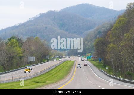 Erwin, USA - 19. April 2018: Smoky Mountains in North Carolina und Tennessee mit bewölktem Himmel auf South 25 Autobahn Straße und Ausfahrt Stockfoto