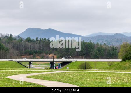 Walnut Hill, USA - 19. April 2018: Tennessee North Carolina Grenze rest-Bereich mit Blick auf die Autobahn und Smoky Mountains im Frühjahr Stockfoto